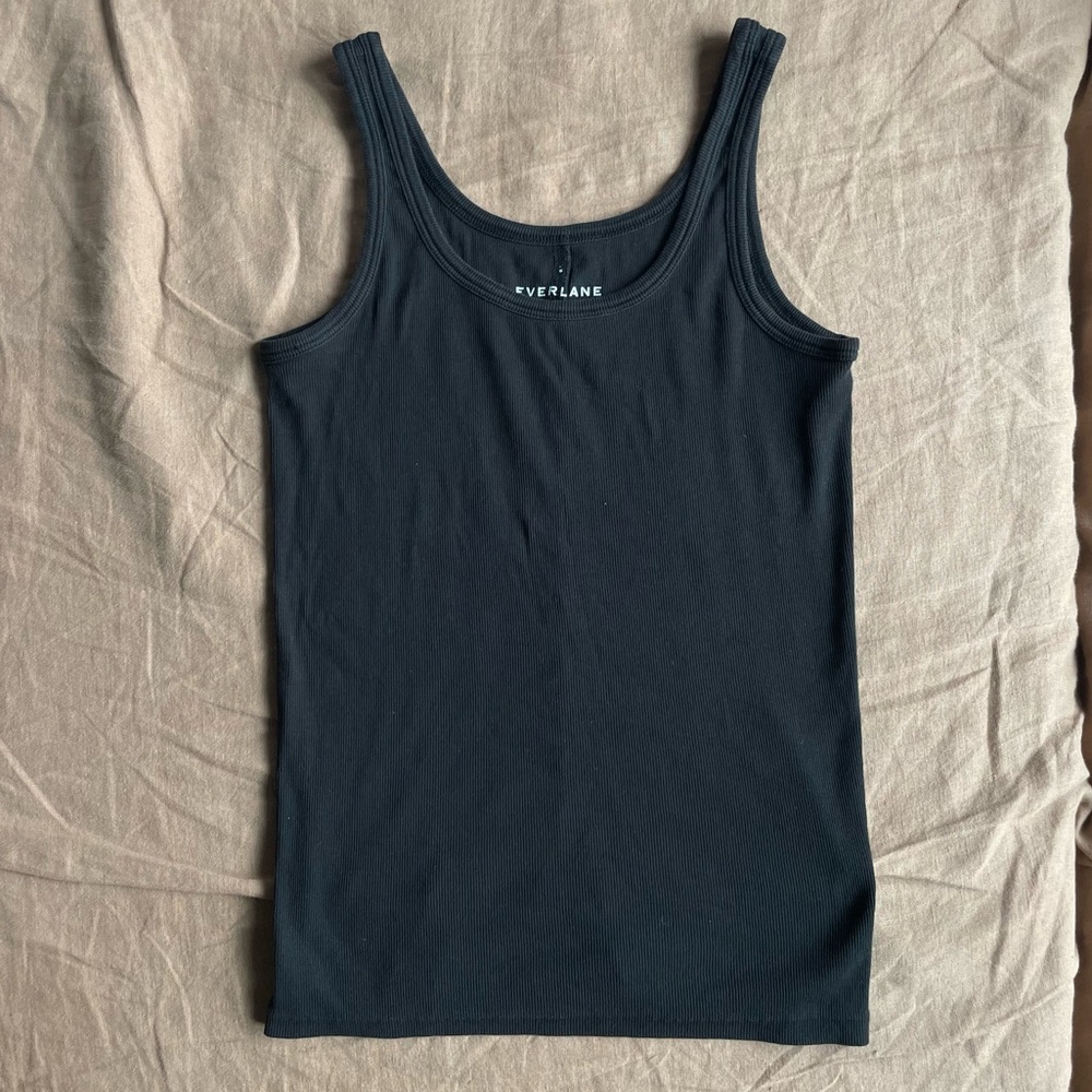 everlane women’s simple black tank